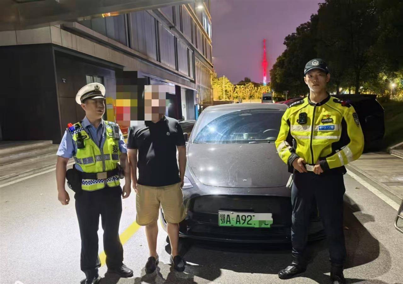 介绍个信用網网址_网友举报武汉长江大桥上轿车违停介绍个信用網网址，武汉交警连夜查处