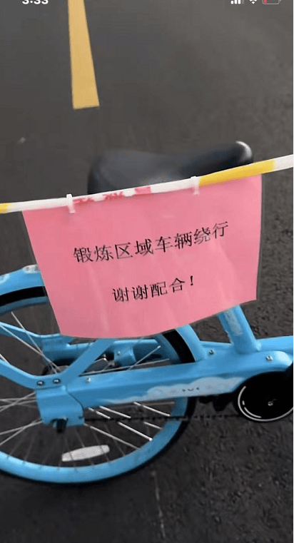 皇冠信用網结算日是哪天_武汉大妈拉线封路跳广场舞皇冠信用網结算日是哪天，悬挂告示“锻炼区域车辆绕行”？当地回应