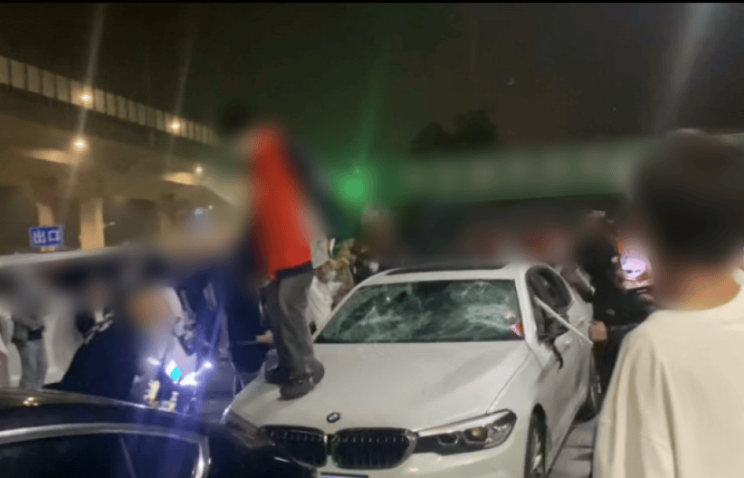 皇冠信用网在线申请_加油站内砸车打人皇冠信用网在线申请，23名嫌疑人被临沂警方抓获