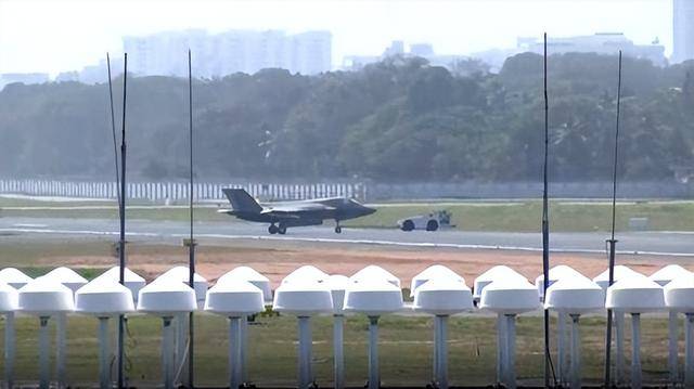 皇冠登3代理申请_印媒：停机坪放了三周后皇冠登3代理申请，英国滞留印度F-35B战机被拖入机库